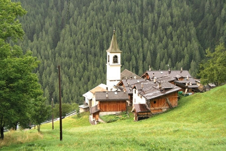 Walking in Italy's Stelvio National Park - Route Photos - Traditional alpine dwellings at Piazzola