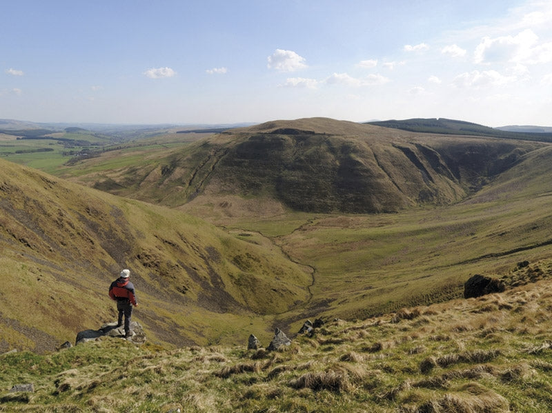 Walking in the Southern Uplands - Route Photos - Looking down into the Devil’s Beef Tub from Peat Knowe (Walk 18)