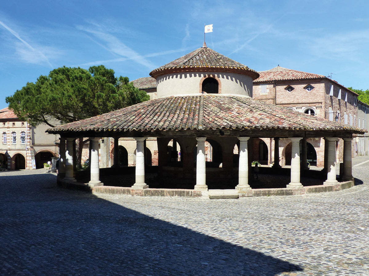 Cycling the Canal de la Garonne - Route Photos - The circular grain market in Place de la Halle, Auvillar (Excursion 3)