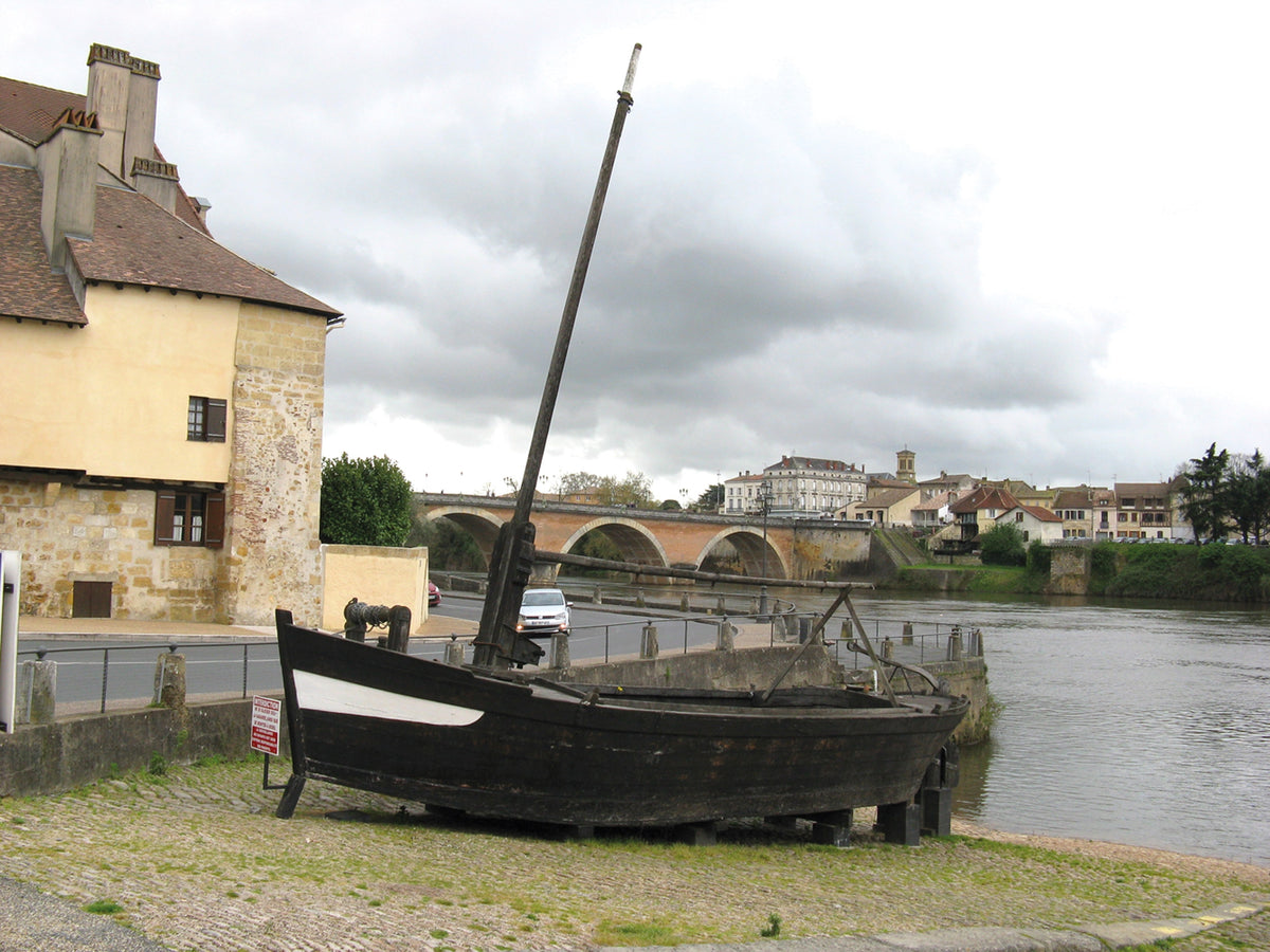 Walking in the Dordogne - Route Photos - A courau boat at the Vieux Port (Walk 1)