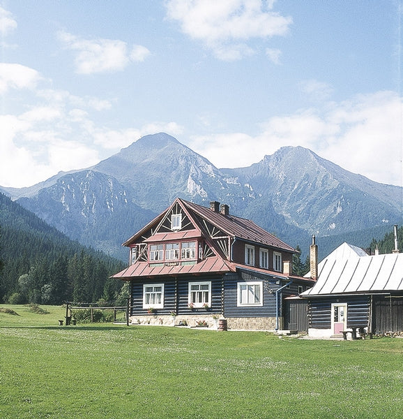 The High Tatras - Route Photos - A typical Góral farm building in Monkova near Ždiar (Green 5811) (photo: R Turnbull)