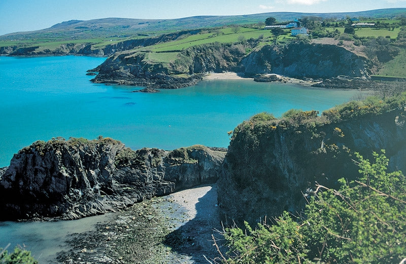 Walking in Pembrokeshire - Route Photos - The view across Cwm-yr-Eglwys bay (Walk 17)
