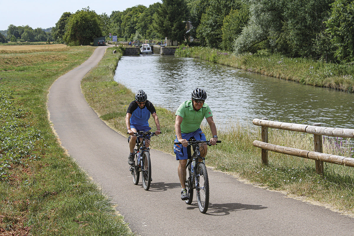 The River Loire Cycle Route - Route Photos - Part of the route follows the canal Latéral à la Loire