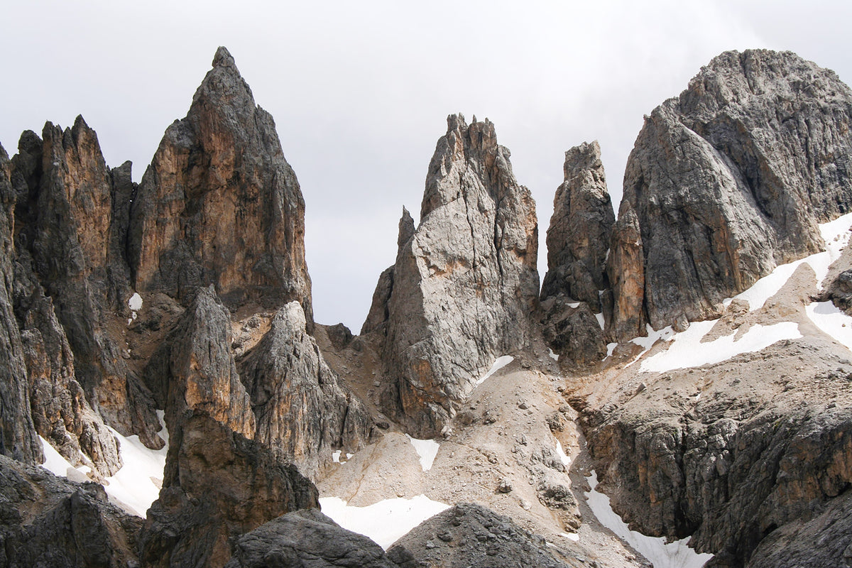 Alta Via 2 - Trekking in the Dolomites - Route Photos - Passo delle Farangole, squeezed between rock towers (Stage 8)