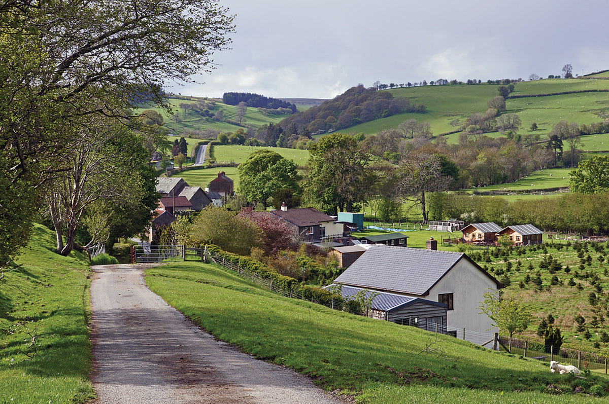 Walking Glyndwr's Way - Route Photos - Descending from Brandy House Farm to the little village of Felindre (Day 1)