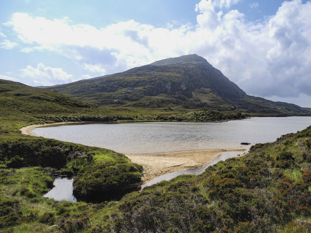 Walking on Uist and Barra - Route Photos - The beach at the eastern end of Loch Obasaraigh