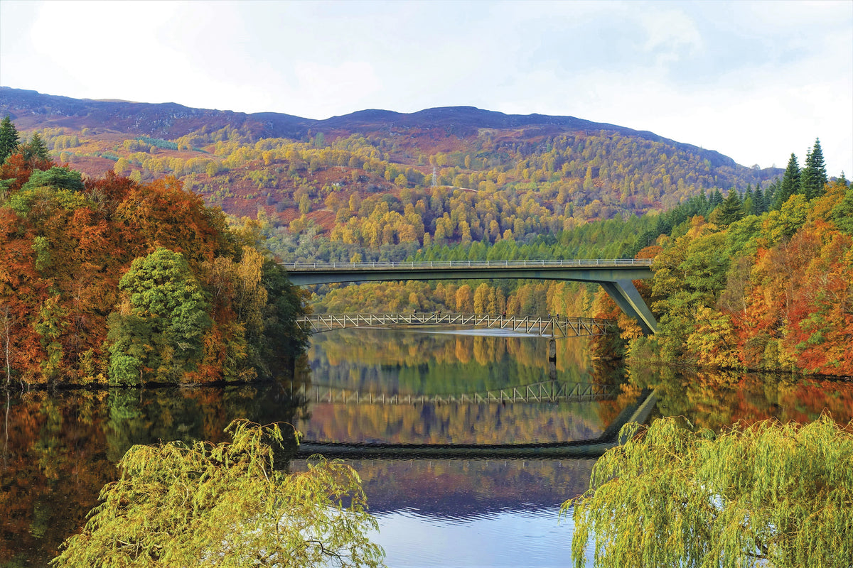 15 Short Walks in Perthshire North - Pitlochry, Aberfeldy and Dunkeld - Route Photos - The footbridge and A9 cross Loch Faskally